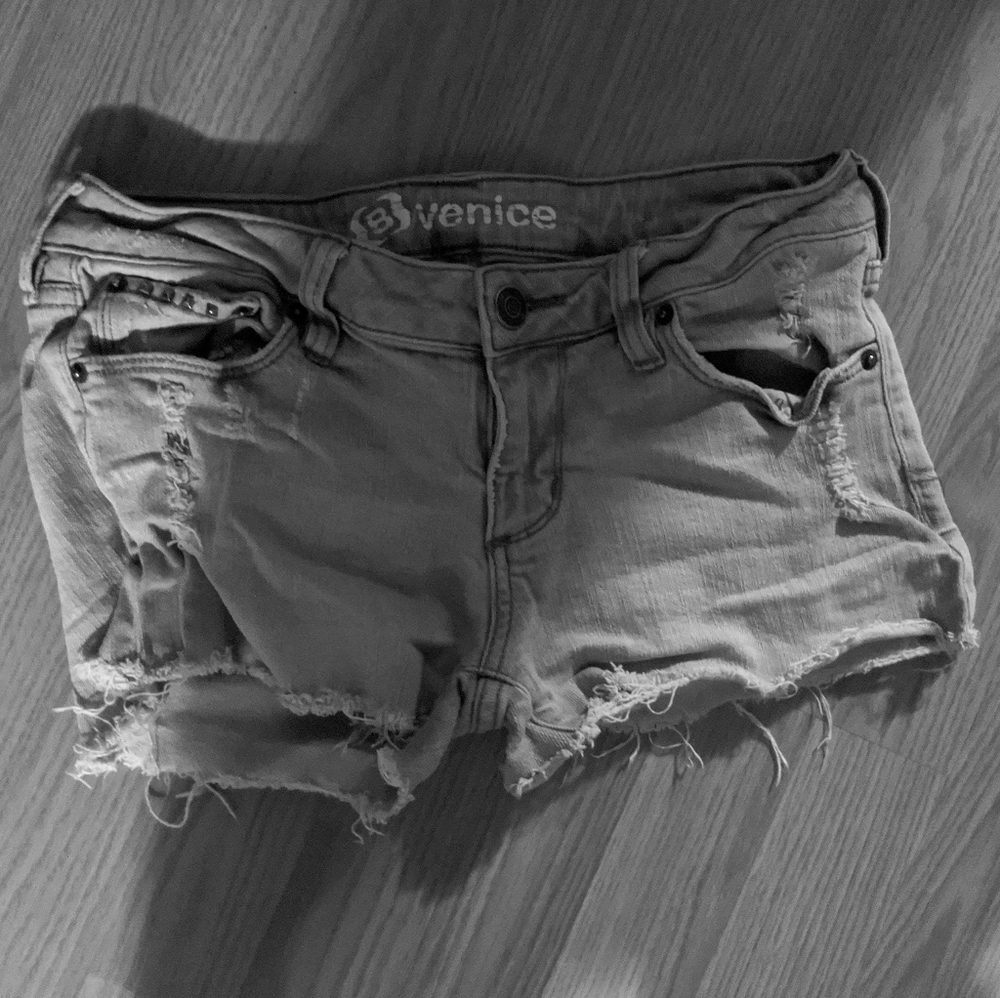 Bullhead Venice grey cutoff shorts 7. RARE